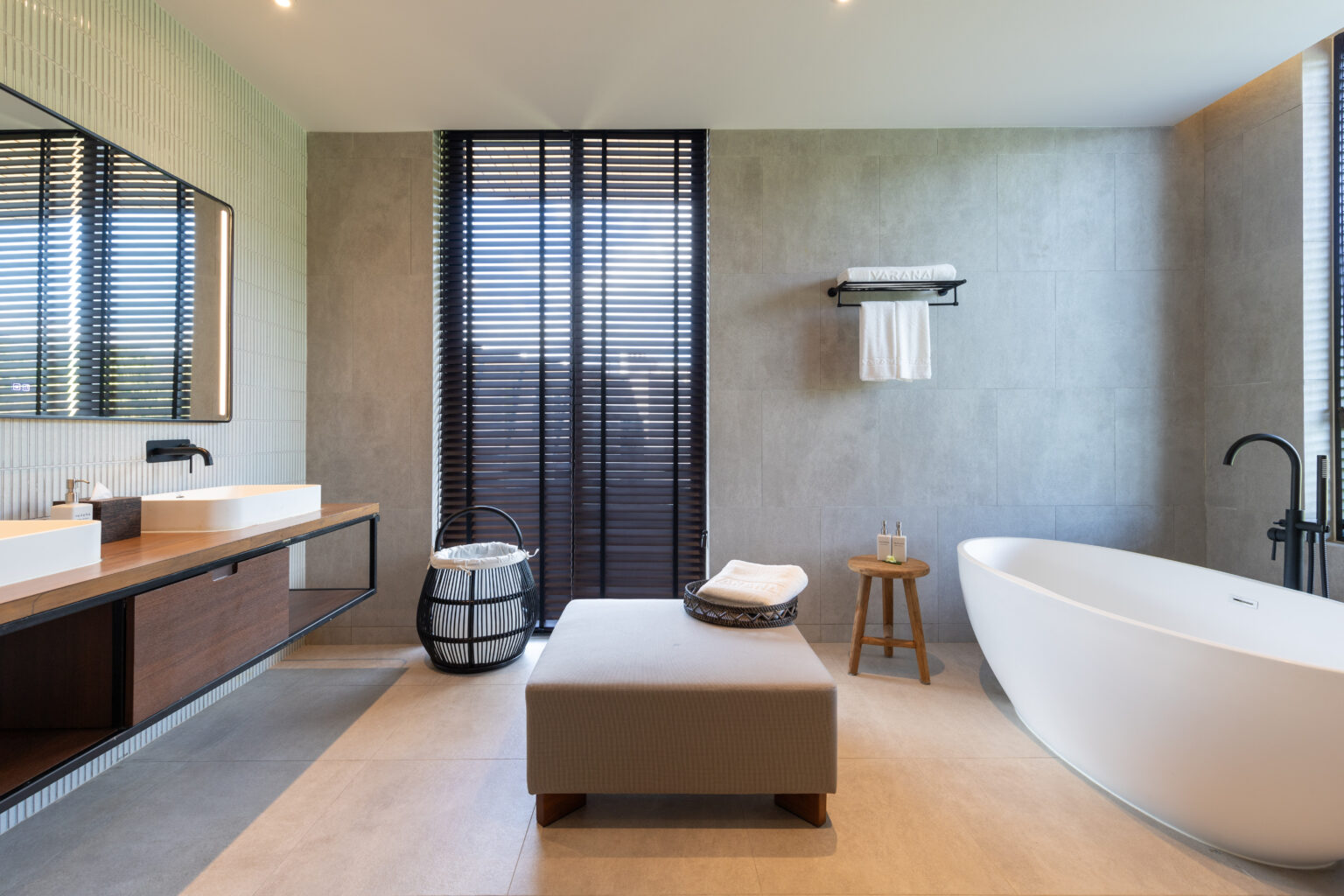 4.Luxe Plus Ocean Bathroom