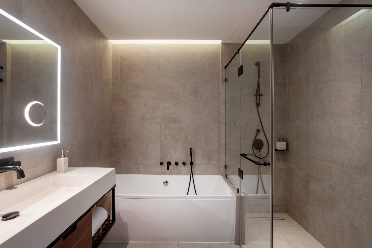 5.Luxe Ocean Bathroom