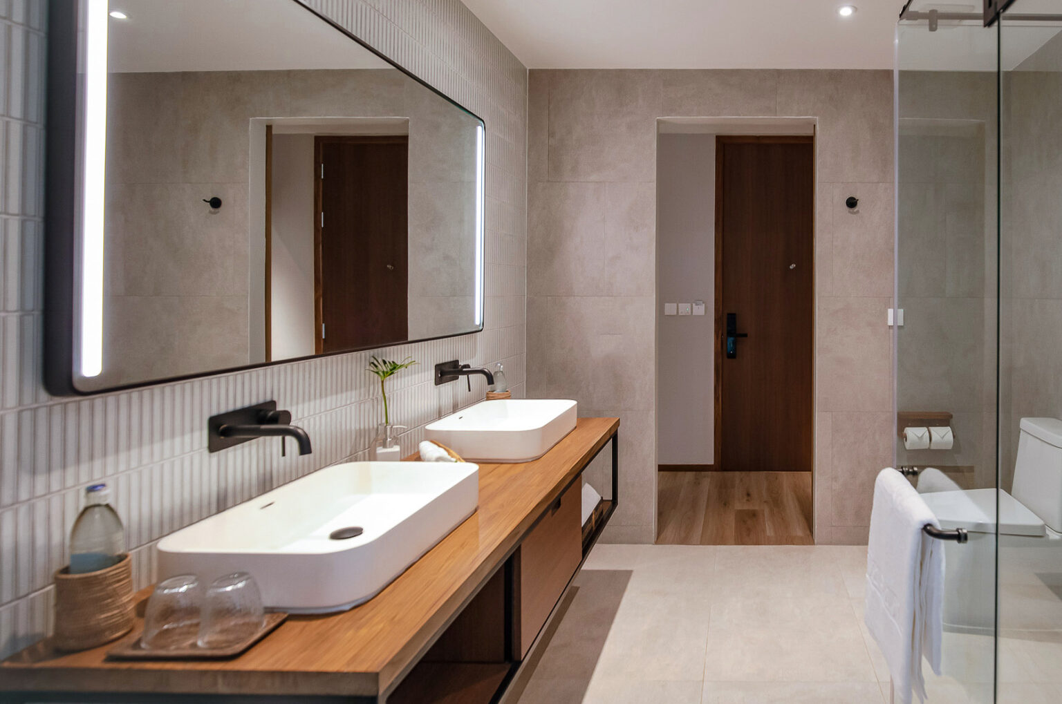 5.Luxe Plus Ocean Bathroom